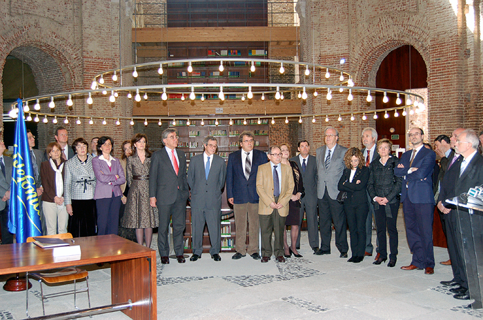 El rector de la UNED y el presidente de Telefónica con los miembros del equipo de dirección y del Consejo Social de la universidad