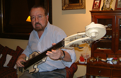 José Ramón Pardo con su guitarra