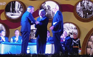 Alejandro Tiana Ferrer recoge la medalla