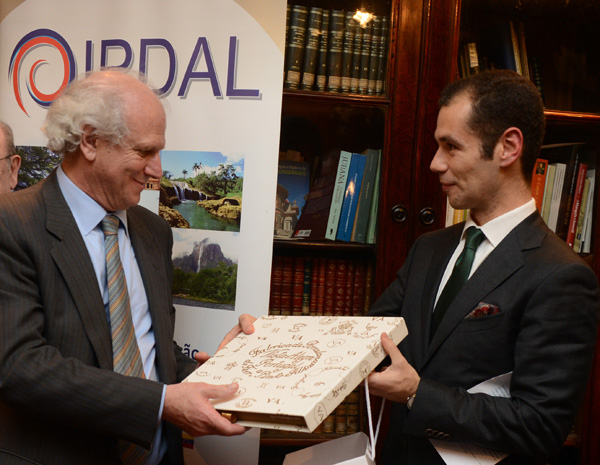 Carlos Malamud recibe el Premio IPDAL–Vista Alegre