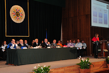 Imagen de la mesa presidencial durante la lectura de la memoria