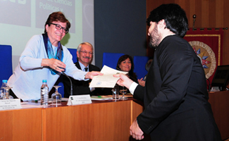Elisa Pérez Vera entrega uno de los premios que lleva su nombre