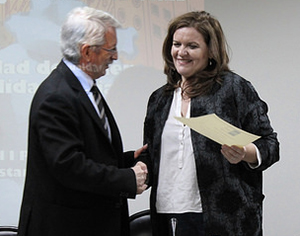 Isabel Calzas recoge el premio que le entrega el rector