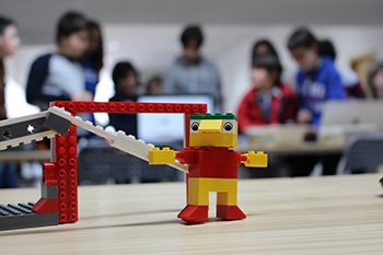 Jóvenes Inventores, la empresa spin-off de la UNED, celebra su primer año de actividad propia formando a 2.700 niños en robótica y programación