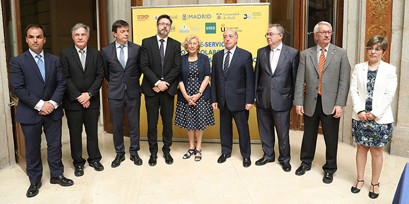 Alejandro Tiana, la alcaldesa de Madrid y el resto de firmantes