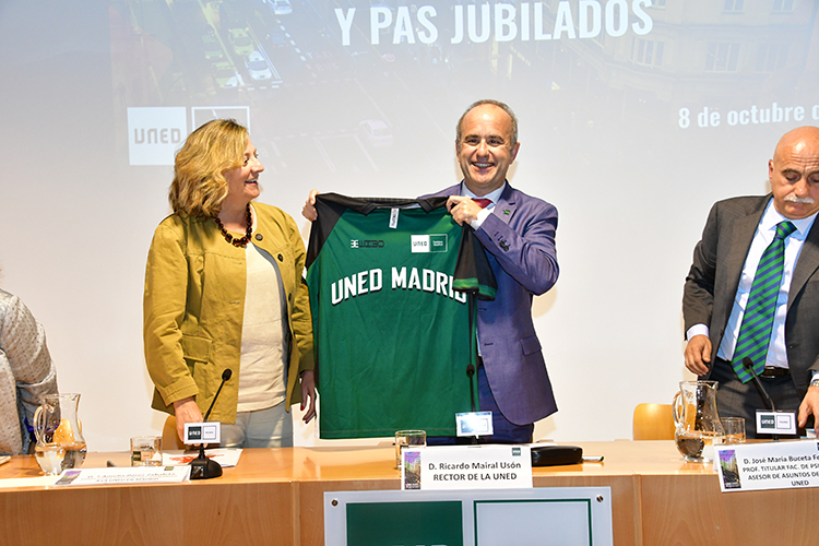 Ricardo Mairal recibe la camiseta