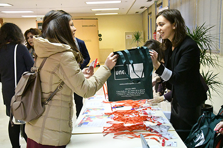 Participante recibiendo bolsa del congreso