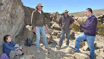 Francisco Ortega (tercero por la izquierda) junto a Rodolfo Coria (segundo) y otros miembros del equipo investigador
