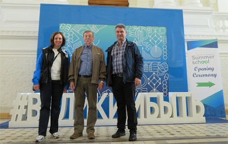 Carla Martín, Yuri Senichenkov y Alfonso Urquía durante la ceremonia de apertura del International Polytechnic Summer School 2019 en San Petersburgo (Rusia)