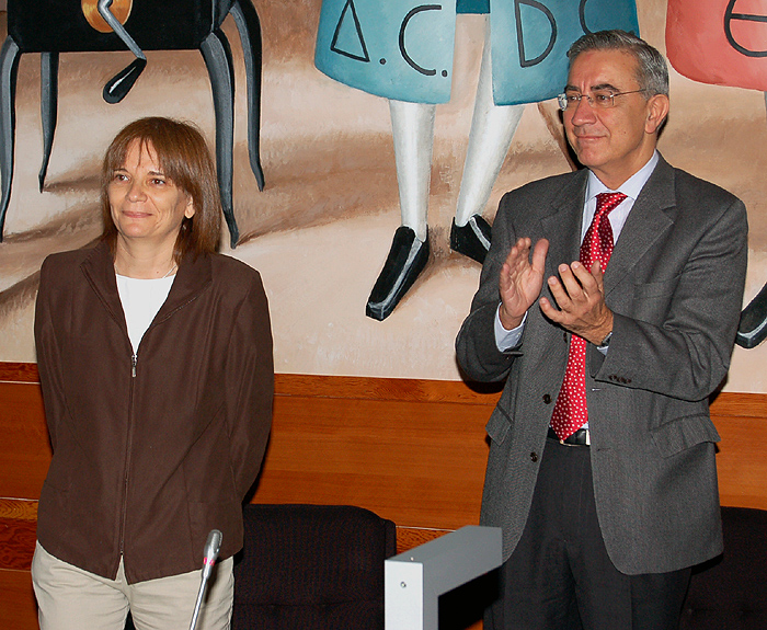 Paloma Collado, aplaudida por el rector de la UNED, Juan A. Gimeno, tras su toma de posesión