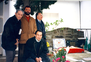 De izda. a dcha.: Isaac Díaz Pardo, Manuel Aznar Soler, Xesús Alonso Montero y Xosé Luis Axeitos, junto a la tumba del poeta Antonio Machado